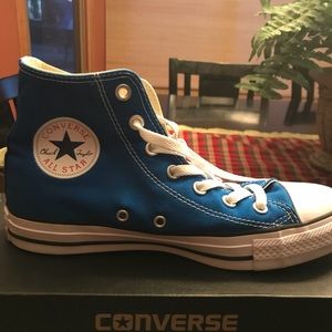 Women’s size 8 high top converse All Star in blue